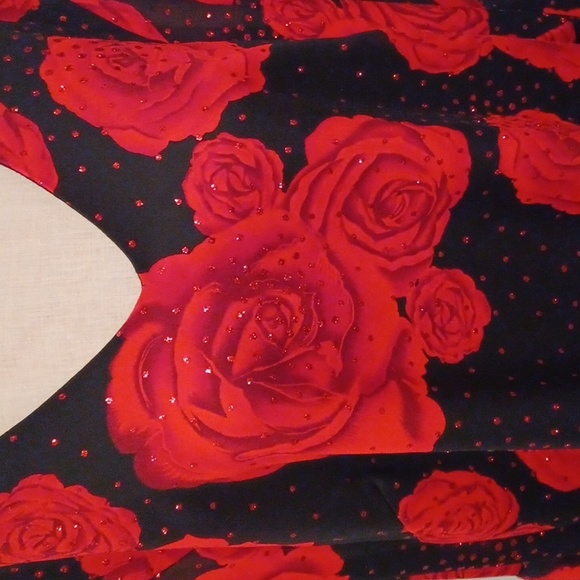 NWT-Stunning  black with red roses blouse. - Picture 2 of 8
